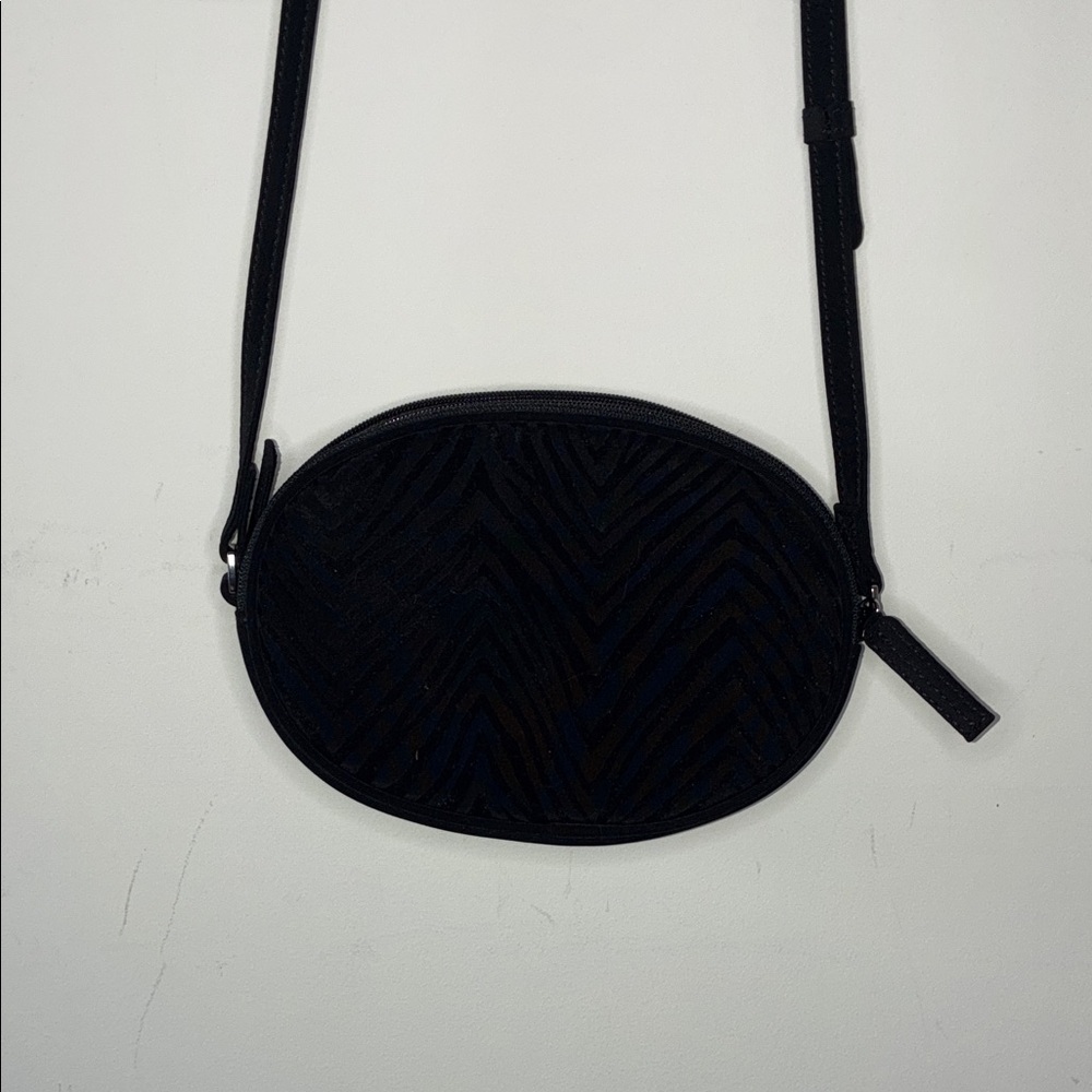 Vera Bradley Classic Crossbody Black Zebra Flock Oval Bag - Picture 8 of 12